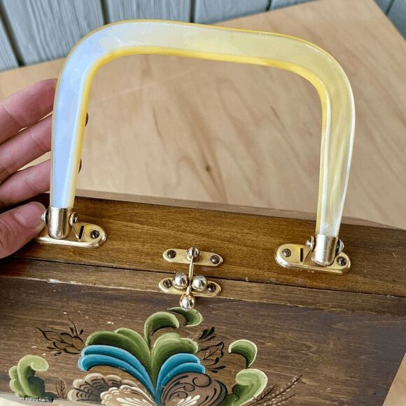 Vintage 1977 Hand-Painted Folk Art Box Purse w/ Lucite Handle – Signed R.Y.R.K. - Picture 11 of 14